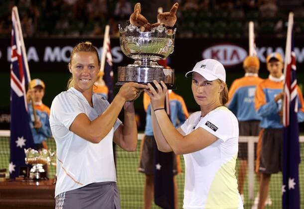 Alicia Molik (Australien, li.) und Svetlana Kuznetsova (Rußland) präsentieren als Doppelsieger ihre Trophäe Tennis Damen Australian Open 2005, WTA Tour Gruppe pan8144 Melbourne Freude,  