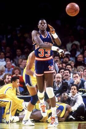 Patrick Ewing (New York, re.) - Pass, hi. Kareem Abdul Jabbar (Los Angeles) am Boden - !! (Icon5000578) Basketball Herren NBA 1987 1988, Los Angeles Lakers - New York Knicks 113:112 Gruppe Los Angeles, LA, L.A. Dynamik, EDITORIAL USE ONLY