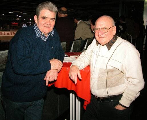 Trainerkollegen: Peter Becker (Deutschland, li.) und Werner Kniep (SC Wedding Wasserball) am Rande der Berliner Sixdays Radsport 1. BL Herren 94. Berliner 6 Tage Rennen 2005, Sechstagerennen, Sechstage, Sechs, Sixdays, six days, Vdig Gruppe Berlin