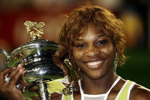 Siegerin Serena Williams (USA) zeigt stolz und glücklich ihren Pokal der Australian Open Tennis Damen Australian Open 2005, Grand Slam, WTA-Tour, Porträt Melbourne Glück, Freude,