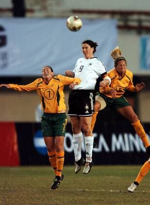 Birgit Prinz (Mitte, Deutschland) setzt sich gegen zwei australische Gegenspielerinnen durch - !! Fußball Länderspiel Damen Länderspiel 2005, Vier Nationen Turnier, Test, Testspiel, Freundschaftsspiel, Nationalmannschaft Gruppe Quanzhou, KRUX Dynamik,