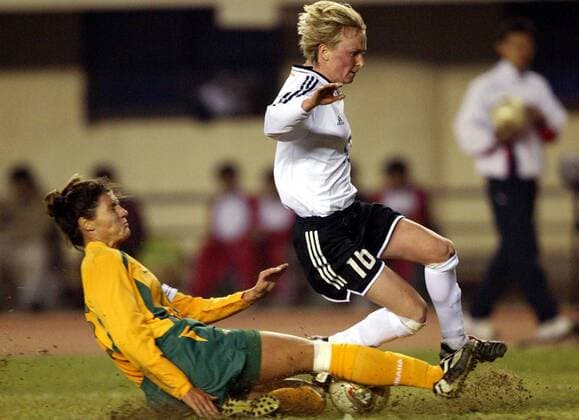 Conny Pohlers (re., Deutschland) wird von ihrer australischen Gegenspielerin unsanft gestoppt - !! Fußball Länderspiel Damen Länderspiel 2005, Vier Nationen Turnier, Test, Testspiel, Freundschaftsspiel, Nationalmannschaft Gruppe Quanzhou, KRUX Dynamik,