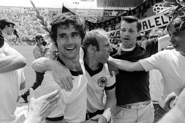 Gerd Müller (li.) und Uwe Seeler (beide BR Deutschland) feiern den Halbfinaleinzug mit den Fans Fußball WM Herren Weltmeisterschaft 1970, Länderspiel, Viertelfinale, Nationalmannschaft, Nationalteam, Nationaltrikot Gruppe Aufmacher Leon Begeisterung, Freude,
