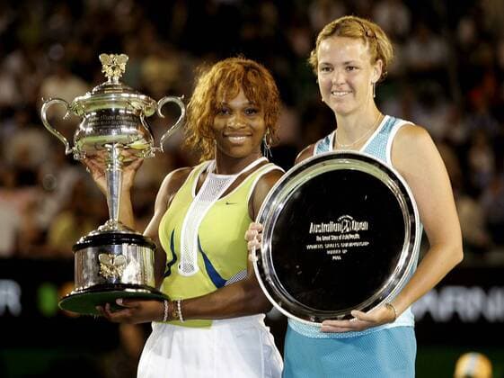 Siegerin Serena Williams (li.) und die unterlegene Lindsay Davenport (beide USA) zeigen bei der Siegerehrung ihre Trophäen Tennis Damen Australian Open 2005, Grand Slam, WTA-Tour, Gruppe Melbourne Freude,