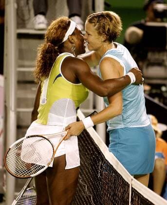 Die unterlegene Lindsay Davenport (re.) gratuliert Serena Williams (beide USA) zum Turniersieg der Australian Open 2005 Tennis Damen Australian Open 2005, Grand Slam, WTA-Tour, Gruppe Melbourne Freude, Kameradschaft