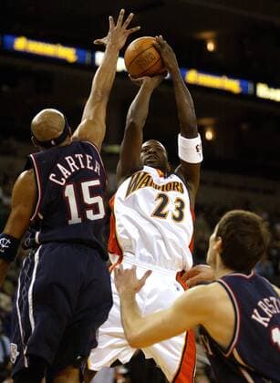 Jason Richardson (Golden State Warriors, re.) gegen Vince Carter (New Jersey Nets) - !! (Icon9411327) Basketball Herren NBA 2004 2005, Golden State Warriors - New Jersey Nets 99:113 Gruppe Oakland Dynamik, EDITORIAL USE ONLY