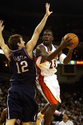 Jason Richardson (Golden State Warriors, re.) gegen Nenad Krstic (New Jersey Nets) - !! (Icon9411328) Basketball Herren NBA 2004 2005, Golden State Warriors - New Jersey Nets 99:113 Gruppe Oakland Dynamik, EDITORIAL USE ONLY