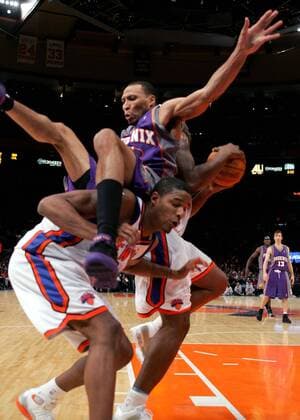 Shawn Marion (Phoenix Suns) landet auf dem Rücken von Kurt Thomas (New York Knicks) - !! (Icon7895189) Basketball Herren NBA 2004 2005, New York Knicks - Phoenix Suns 118:133 Gruppe New York Dynamik, Kampf, EDITORIAL USE ONLY