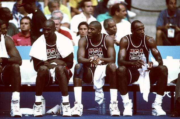 Dream Team I: Basketballlegenden auf der Bank - Earvin Magic Johnson (Mitte), Michael Jordan (li.) und Clyde Drexler (alle USA) - !! (Icon5001019) Basketball OS Sommer Herren Olympische Sommerspiele 1992, Olympia, Olympiade, Spiele, Nationalmannschaft, Nationalteam Gruppe Barcelona EDITORIAL USE ONLY