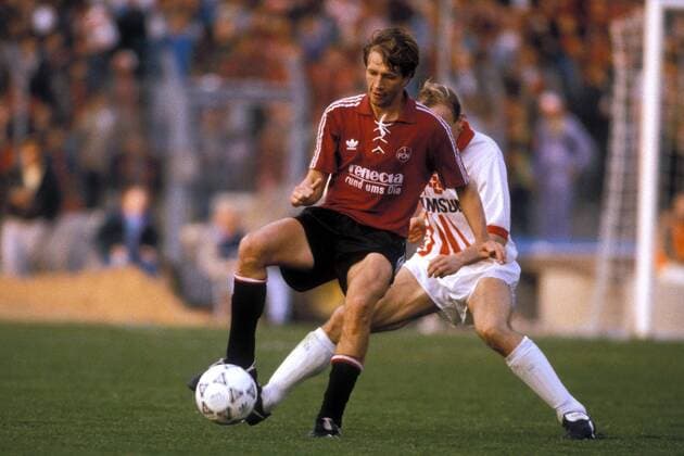 Reiner Wirsching (Nürnberg) behauptet den Ball gegen seinen Kölner Gegenspieler Fußball 1. BL Herren DEUTSCHSPRACHIGE SPORTZEITSCHRIFTEN UND -ZEITUNGEN NUR NACH RÜCKSPRACHE, Saison 1990 1991 Gruppe Nürnberg Dynamik,