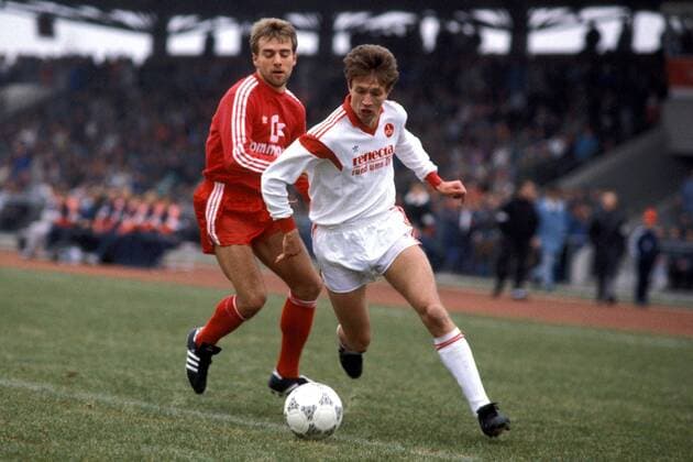 Reiner Wirsching (re., Nürnberg) setzt sich gegen Hans Dieter Flick (Bayern) durch Fußball 1. BL Herren DEUTSCHSPRACHIGE SPORTZEITSCHRIFTEN UND -ZEITUNGEN NUR NACH RÜCKSPRACHE, Saison 1989 1990 Gruppe Hansi Nürnberg Dynamik,