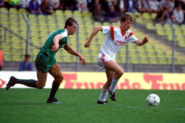 Reiner Wirsching (re., Nürnberg) setzt sich gegen Frantisek Straka (Gladbach) durch Fußball 1. BL Herren DEUTSCHSPRACHIGE SPORTZEITSCHRIFTEN UND -ZEITUNGEN NUR NACH RÜCKSPRACHE, Saison 1988 1989 Gruppe Nürnberg Dynamik,