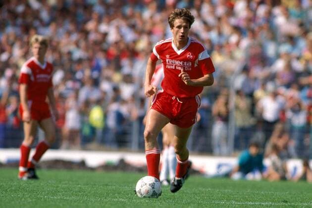 Reiner Wirsching (Nürnberg) am Ball Fußball 1. BL Herren DEUTSCHSPRACHIGE SPORTZEITSCHRIFTEN UND -ZEITUNGEN NUR NACH RÜCKSPRACHE, Saison 1990 1991 Einzelbild Nürnberg Dynamik,