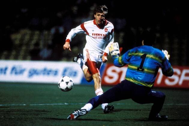 Reiner Wirsching (Nürnberg) Im Duell gegen einen Torwart Fußball 1. BL Herren DEUTSCHSPRACHIGE SPORTZEITSCHRIFTEN UND -ZEITUNGEN NUR NACH RÜCKSPRACHE, Saison 1989 1990 Gruppe Nürnberg Dynamik,