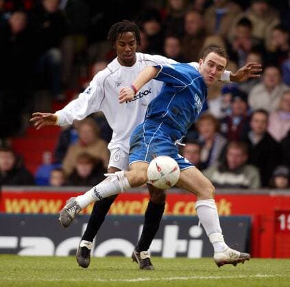 Lee Croft (Oldham, re.) setzt sich gegen Ricardo Gardner (Bolton) durch - !! Fußball Herren FA Cup 2004 2005, Englischer Pokal, Pokalspiel, Oldham Athletic - Bolton Wanderers 0:1 Gruppe Oldham Dynamik,