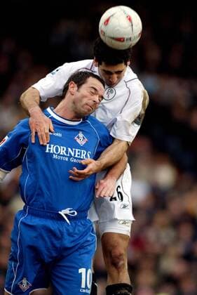 John Eyre (vorn, Oldham) gegen Tal Ben Haim (Bolton) - !! Fußball Herren FA Cup 2004 2005, Oldham Athletic - Bolton Wanderers 0:1, Englischer Pokal, Pokalspiel Gruppe Oldham Dynamik,