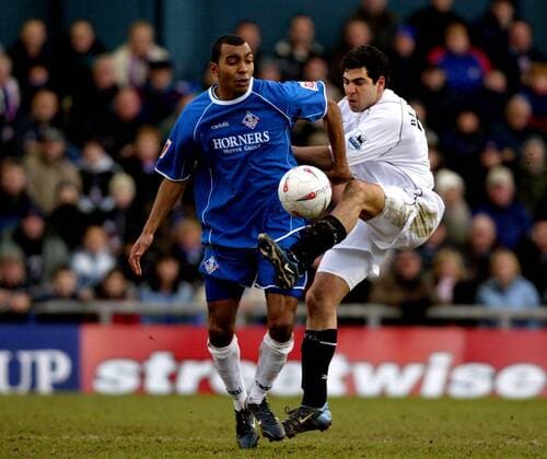 Kevin Betsy (li., Oldham) gegen Tal Ben Haim (Bolton) - !! Fußball Herren FA Cup 2004 2005, Oldham Athletic - Bolton Wanderers 0:1, Englischer Pokal, Pokalspiel Gruppe Oldham Dynamik,
