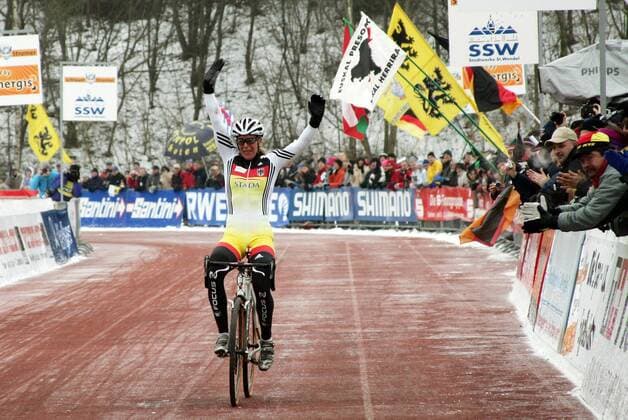 Hanka Kupfernagel (Deutschland) kann ihren Sieg bei der UCI Cyclo Cross Weltmeisterschaft 2005 kaum fassen Radsport WM Damen UCI Cyclo Cross Weltmeisterschaft 2005, CycloCross, Crossrennen, Rad, Querfeldein, Querfeldeinfahren Einzelbild St. Wendel Glück, Freude, Begeisterung,