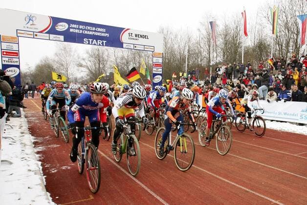 Start zur UCI Cyclo Cross Weltmeisterschaft 2005 der Damen - mit dabei Hanka Kupfernagel (Deutschland, 2.v.li.) Radsport WM Damen UCI Cyclo Cross Weltmeisterschaft 2005, CycloCross, Crossrennen, Rad, Querfeldein, Querfeldeinfahren Totale St. Wendel Dynamik,