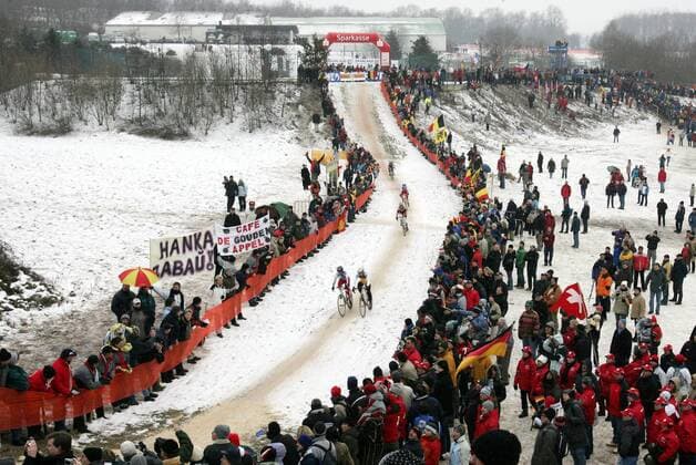 Zahlreiche Zuschauer säumen den Streckenrand während der UCI Cyclo Cross Weltmeisterschaft 2005 Radsport WM Damen UCI Cyclo Cross Weltmeisterschaft 2005, CycloCross, Crossrennen, Rad, Querfeldein, Querfeldeinfahren Totale St. Wendel