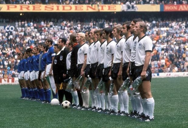 Mannschaftsaufstellung BR Deutschland, v.re.: Hans-Hubert Vogts, Wolfgang Overath, Bernd Patzke, Jürgen Grabowski, Gerd Müller, Hannes Löhr, Willi Schulz, Franz Beckenbauer, Karl-Heinz Schnellinger, Torwart Sepp Maier, Uwe Seeler, Linienrichter Rafael ... Fußball WM Herren Weltmeisterschaft 1970, Nationalmannschaft, Nationalteam, Nationaltrikot, Länderspiel, Halbfinale Totale Mexiko City