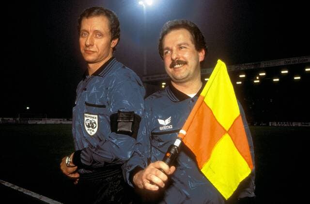 Schiedsrichter Hellmut Krug (li.) und Linienrichter Egbert Engler präsentieren die neuen Schiedsrichterfahnen mit Vibrationsalarm Fußball 1. BL Herren Saison 1995 1996, Kommunikation, Ausrüstung, Equipment Gruppe Vibration, Technik Leverkusen, Funk, Funkübertragung