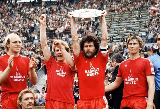 Deutscher Meister 1980 Bayern München - v.li.: Dieter Hoeneß, Karl Heinz Rummenigge, Paul Breitner mit der Meisterschale und Klaus Augenthaler, unten Hans Weiner Fußball 1. BL Herren Saison 1979 1980, FC Bayern München, Deutsche Meisterschaft, Vneg Gruppe München Freude,