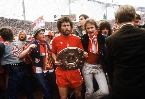 Paul Breitner (Bayern) kämpft sich mit der Meisterschale durch die begeisterten Fans Fußball 1. BL Herren Saison 1979 1980, FC Bayern München, Deutsche Meisterschaft, Meisterfeier, Deutscher Meister, Vneg Gruppe München Freude, Begeisterung