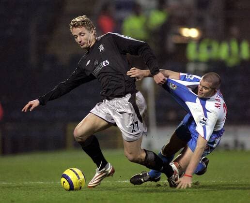 Jiri Jarosik (li., Chelsea) gegen Dominic Matteo (Blackburn) - !EDITORIAL USE ONLY. No use with unauthorised audio, video, data, fixture lists, club league logos or live services. Online in-match use limited to 120 images, no video emulation. No use in betting, games or single club league player publications.! Fußball Herren English Premier League 2004 2005, 1. Englische Liga, Blackburn Rovers - Chelsea FC London 0:1, Gruppe Blackburn Dynamik, Kampf,