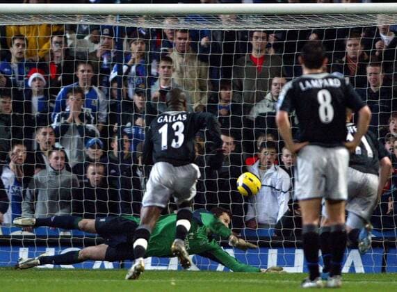 Torwart Petr Cech vereitelt den Strafstoß der Rovers, William Gallas (beide Chelsea) eilt herbei - !! Fußball Herren English Premier League 2004 2005, 1. Englische Liga, Blackburn Rovers - Chelsea FC London 0:1, Gruppe Blackburn Dynamik,
