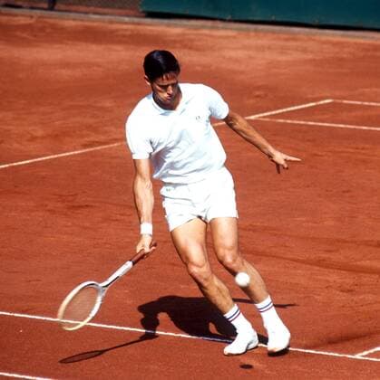 Roy Emerson (Australien) - Vorhand Tennis Herren Sandplatztennis 1973, Sand, Sandplatz, Sandplatzturnier Einzelbild Aufnahmedatum geschätzt