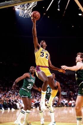 Earvin Magic Johnson (Los Angeles, 2.v.li.) - Korbleger, li. Mark Aguirre (Dallas) - !! (Icon5000187) Basketball Herren NBA 1984 1985, Los Angeles Lakers - Dallas Mavericks 110:92, Vdia Gruppe Los Angeles, LA, L.A. Dynamik, EDITORIAL USE ONLY