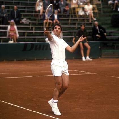Manuel Santana (Spanien) - Rückhand Tennis Herren Sandplatztennis 1973, Sand, Sandplatz, Sandplatzturnier Einzelbild Aufnahmedatum geschätzt