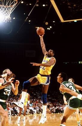 Earvin Magic Johnson (Los Angeles, Mitte) - Hookshot, daneben Larry Bird (li.) und Dennis Johnson (beide Boston) - !! (Icon5003023) Basketball Herren NBA 1987 1988, Los Angeles Lakers - Boston Celtics 115:106, Vdia Gruppe Los Angeles, LA, L.A. Dynamik, EDITORIAL USE ONLY