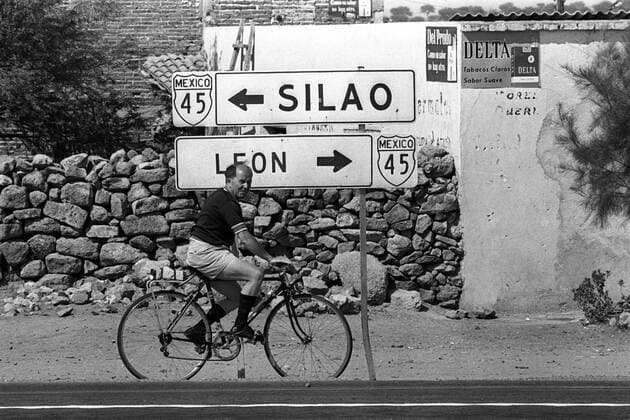 Der deutsche Fan Hans Baumer mit dem Fahrrad auf der Nationalstraße 45 unterwegs nach Leon Fußball WM Herren Weltmeisterschaft 1970, Nationalmannschaft, Nationalteam Einzelbild Leon