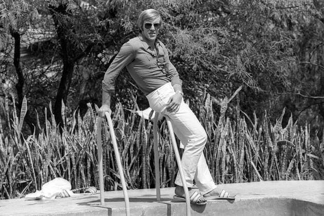 Günter Netzer (BR Deutschland) lehnt lässig an der Leiter des Swimmingpools Fußball WM Herren Weltmeisterschaft 1970, Nationalmannschaft, Nationalteam, BRD, 70er, 70 er Jahre, Siebziger Einzelbild Freizeit, Aufmacher Leon, Swimmingpool