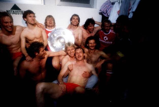 Fußball, FC Bayern München, Deutscher Meister 1985 Kabinenfeier Bayern mit der Meisterschale hi.v.li.: Hans Pflügler, Ludwig Kögl, Sören Lerby, Norbert Eder, Lothar Matthäus, Bernd Dürnberger, Torwart Raimond Aumann; vorn: Keeper Jean Marie Pfaff, Norbert Nachtweih, Holger Willmer und Bertram Beierlorzer Fußball 1. BL Herren Saison 1984 1985, FC Bayern München, Deutscher Meister, Deutsche Meisterschaft, Meisterfeier, Vneg Totale Braunschweig Freude, Begeisterung,