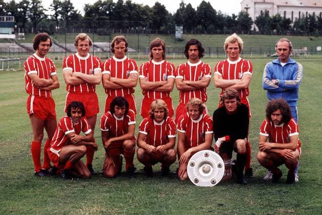 Mannschaftsbild Bayern mit der Meisterschale 1973 hi.v.li.: Franz Beckenbauer, Georg Schwarzenbeck, Franz Roth, Wilhelm Hoffmann, Gerd Müller, Uli Hoeneß, Trainer Udo Lattek; vorn: Franz Krauthausen, Edgar Schneider, Rainer Zobel, Johnny Hansen, ... Fußball 1. BL Herren Saison 1973 1974, FC Bayern München, Vorstellung, Präsentation, Pressetermin, Vneg Totale München
