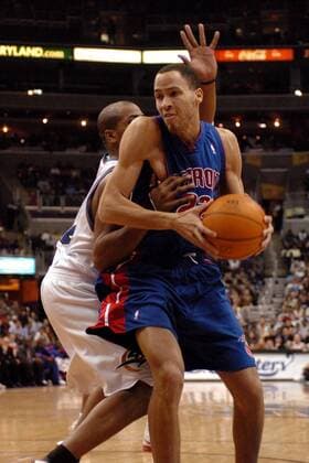 Tayshaun Prince (Detroit, re.) im Zweikampf - !! (Icon7490774) Basketball Herren NBA 2004 2005, Washington Wizards - Detroit Pistons 96:105, Vdig Gruppe Washington Dynamik, EDITORIAL USE ONLY