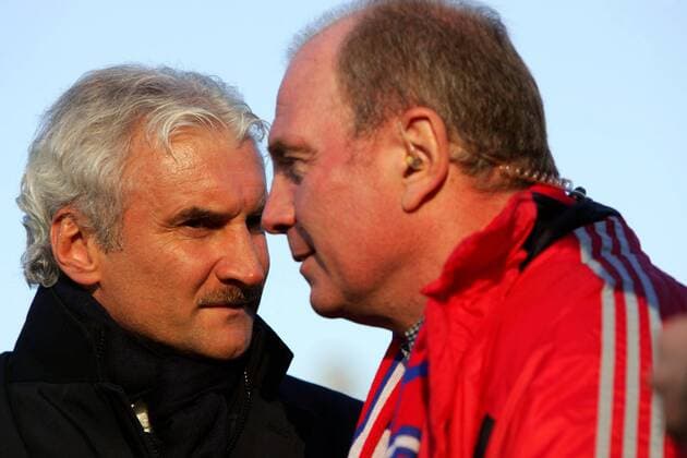 Sportdirektor Rudi Völler (Leverkusen, li.) im Gespräch mit Manager Uli Hoeneß (Bayern) Fußball 1. BL Herren Saison 2004 2005, FC Bayern München - Bayer 04 Leverkusen 2:0 Gruppe München