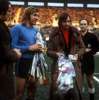 Johan Cruyff (re., Ajax Amsterdam) und Günter Netzer (Auswahl Mönchengladbach Düsseldorf) Fußball Herren Saison 1972 1973, Borussia Mönchengladbach Fortuna Düsseldorf - Ajax Amsterdam, Mfdia Gruppe Düsseldorf