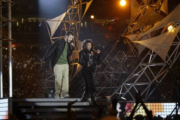 Janet Jackson und Justin Timberlake unterhalten die Anhänger in der Halbzeitpause des Superbowls mit ihrer lasziven Show -! (Icon9012698) American Football Herren NFL 2003 2004, Super Bowl, XXXVIII, Superbowl, Finale Endspiel, Show, Showprogramm, Rahmenprogramm Gruppe Houston EDITORIAL USE ONLY