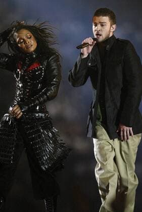 Janet Jackson und Justin Timberlake unterhalten die Anhänger in der Halbzeitpause des Superbowls -! (Icon9012699) American Football Herren NFL 2003 2004, Super Bowl, XXXVIII, Superbowl, Finale Endspiel, Show, Showprogramm, Rahmenprogramm Gruppe Houston EDITORIAL USE ONLY