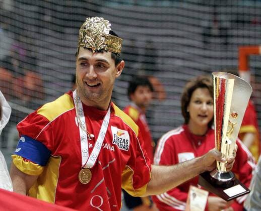 Das ist die Krönung: Spanien ist Weltmeister! Kapitän Mateo Garralda präsentiert den Pokal Handball WM Herren Weltmeisterschaft 2005, Länderspiel, Nationalmannschaft, Nationalteam, Finale, Endspiel Einzelbild Aufmacher Rades Freude,