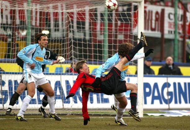 Jon Dahl Tomasson (Milan, Mitte) mit einem Fallrückzieher, li. schaut Sebastiano Siviglia (Lazio) zu Fußball Herren Serie A 2004 2005, 1. Italienische Liga, AC Mailand - Lazio Rom 2:1 Gruppe Mailand Dynamik,