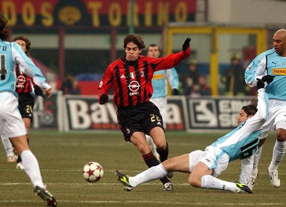 Kaka (Milan, li.) gegen Giuliano Giannichedda (Lazio) Fußball Herren Serie A 2004 2005, 1. Italienische Liga, AC Mailand - Lazio Rom 2:1 Gruppe Mailand Dynamik,