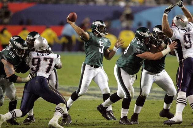 Quarterback Donovan McNabb (Philadelphia Eagles, Mitte) wird freigeblockt und wirft die Pille - (Icon910010) American Football Herren NFL 2004 2005, Super Bowl XXXIX, Superbowl, Finale, Endspiel, Gruppe Jacksonville Dynamik, EDITORIAL USE ONLY