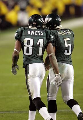 Wide Receiver Terrell Owens (li.) im Gespräch mit Quarterback Donovan McNabb (beide Philadelphia Eagles) - (Icon910011) American Football Herren NFL 2004 2005, Super Bowl XXXIX, Superbowl, Finale, Endspiel, Philadelphia Eagles Gruppe Jacksonville EDITORIAL USE ONLY