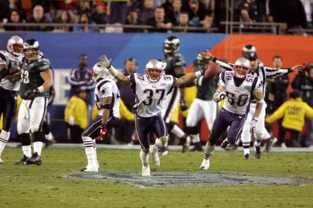 Safety Rodney Harrison (Mitte) und Linebacker Mike Vrabel (beide New England Patriots, re.) jubeln - (Icon910012) American Football Herren NFL 2004 2005, Super Bowl XXXIX, Superbowl, Finale, Endspiel, New England Patriots Gruppe Jacksonville Freude, EDITORIAL USE ONLY