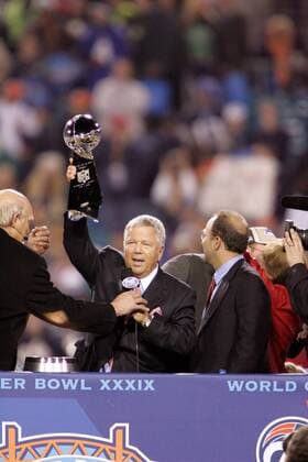 Teambesitzer Robert Kraft (New England Patriots) präsentiert stolz die Vince Lombardi Trophy - (Icon910014) American Football Herren NFL 2004 2005, Super Bowl XXXIX, Superbowl, Finale, Endspiel, New England Patriots Gruppe Jacksonville Freude, EDITORIAL USE ONLY